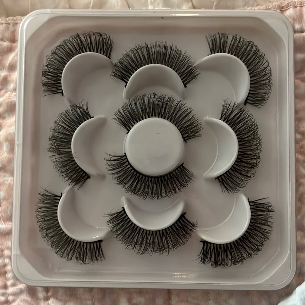 5 Full pairs of faux fur Mink Lashes .